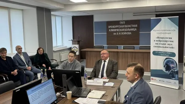 Стол докладчиков и баннер конференции в актовом зале областной больницы